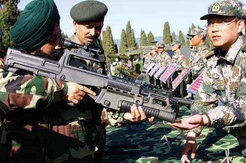 Giao lưu quân sự Trung-Ấn: Binh sĩ Ấn Độ tìm hiểu trang bị của Quân đội Trung Quốc